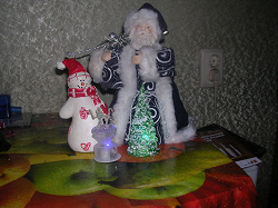 Отдается в дар «Дед Мороз под елку и свеча-снеговичок»
