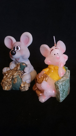 Отдается в дар «фигурка и декоративная свечка «мышка» в коллекцию»