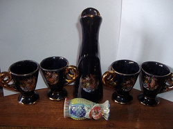 Отдается в дар «Тёмно-синяя вазочка и кофейные чашечки с рисунком.»