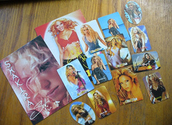 Отдается в дар «Shakira — открытки, наклейки»