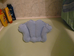 Отдается в дар «Надувная подушка на присосках для ванной»