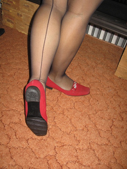 Отдается в дар «Туфли замшевые красные»