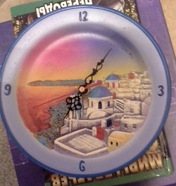 Отдается в дар «Часы тарелка Santorini»