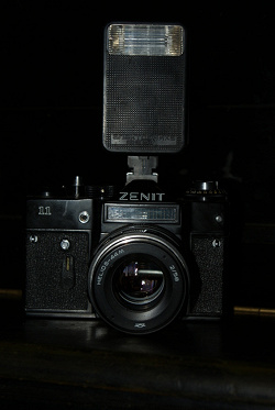 Отдается в дар «Фотоаппарат Зенит с объективом Гелиос 44М и вспышкой»