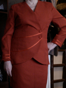 Отдается в дар «Очень красивый эффектный женский костюм (пиджак+юбка) ярко красного цвета. Размер L. Новый.»