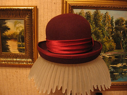 Отдается в дар «Бордовая шляпка»