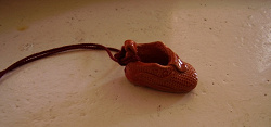 Отдается в дар «кулон ботинок из глины на шнурке»