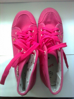 Отдается в дар «Новые розовые шнурки»