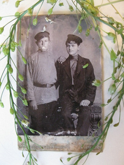 Отдается в дар «Несколько старинных фотографий.»