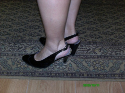Отдается в дар «Туфельки на изящную ногу 35 размера. Лакированные, каблук примерно 4,5 см.»