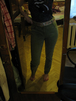 Отдается в дар «Зауженные джинсы цвета хаки,42размер, новые.»