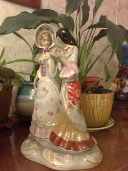 Отдается в дар «Фарфоровая статуэтка «цыганка и дама»»