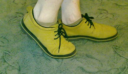 Отдается в дар «Желтые ботинки»