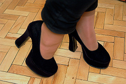 Отдается в дар «Туфли черные бархатные»