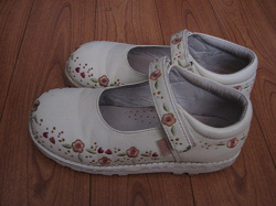 Отдается в дар «Красивые детские туфельки белого цвета.»