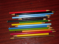 Отдается в дар «много цветных карандашей»