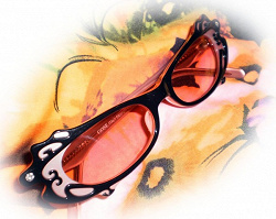 Отдается в дар «Солнцезащитные розовые очки Salvatore Ferragamo»