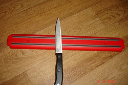 Отдается в дар «Держатель для ножей магнитный (красный)»
