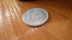 Отдается в дар «2 монеты: Испания 1 песета 1984 г.»
