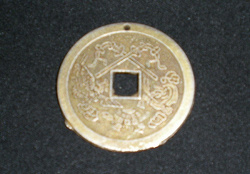 Отдается в дар «Монетка китайская, сувенир»