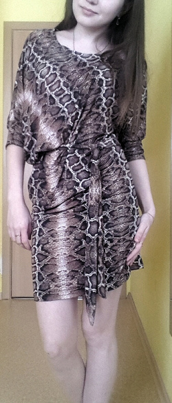 Отдается в дар «Хищное платье, синтетика, очень специфического фасона, размер 42-44, рост 160см.»