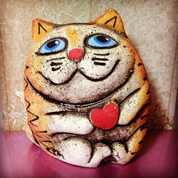 Отдается в дар «Глиняная статуэтка «Котик с сердцем»»