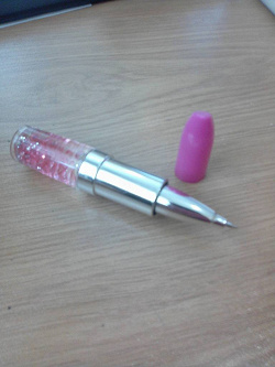 Отдается в дар «Светящаяся розовая ручка-помада»