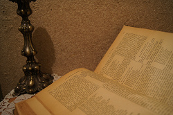 Отдается в дар «Старая книга критика Белинского, Коран»