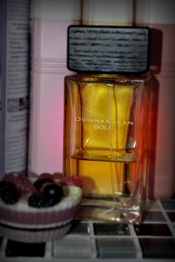 Отдается в дар «Парфюм Donna Karan Gold Sparkling 35 мл»