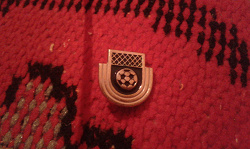 Отдается в дар «Значок символ футбола СССР»