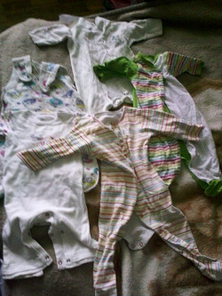 Отдается в дар «Одежда для новорождённых: тридцать три комбинезона»