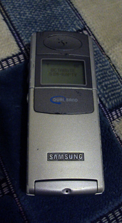 Отдается в дар «Мобильный телефон Samsung»