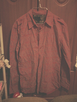 Отдается в дар «Рубаха мужская с красным принтом на 46 размер и рост 175 см»