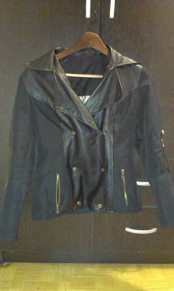 Отдается в дар «Женская черная куртка Versace sport М»