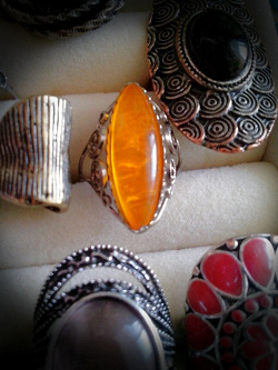 Отдается в дар «Из шкатулки модницы: кольцо с искусственным янтарем»