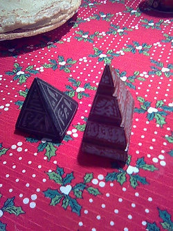 Отдается в дар «Две пирамидки из Египта»