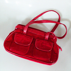 Отдается в дар «Красная сумочка вельветовая «Эйвон»»
