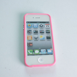 Отдается в дар «Бампер розовый на iPhone 4G, 4S»