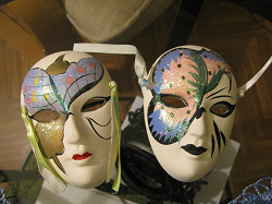 Отдается в дар «маски карнавальные»