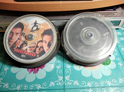 Отдается в дар «Коробки для диcков разных DVD или CD.»