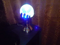 Отдается в дар «Лампа-крутящийся шар в руках»