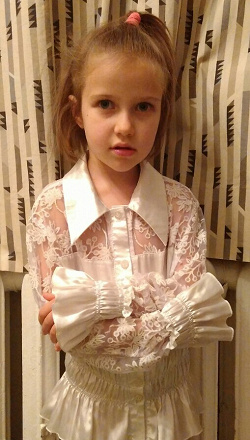 Отдается в дар «Белая, нарядная блузочка для девочки»