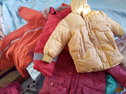 Отдается в дар «Детские куртки-комбенизоны 98-104 в одни руки срочно»