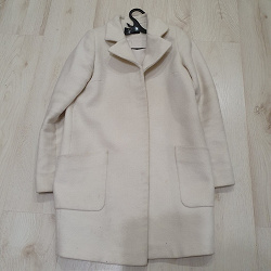 Отдается в дар «Женское белое пальто, 42 размер»