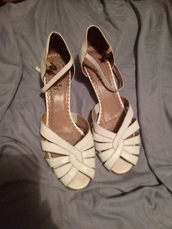 Отдается в дар «женская обувь 39 размера»