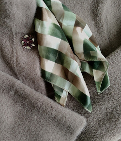 Отдается в дар «Классическая юбка и шарфики — платочки на шею»