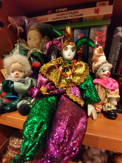Отдается в дар «Кукла шут Mardi gras jester doll»