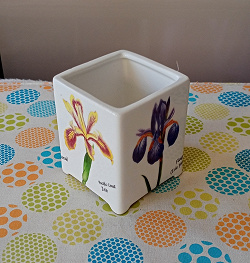 Отдается в дар «Керамическая банка вазочка Ирисы японская керамика»