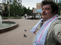 Отдается в дар «Кашне и значок в коллекцию, новые»