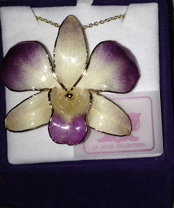 Отдается в дар «Кулон — орхидея»